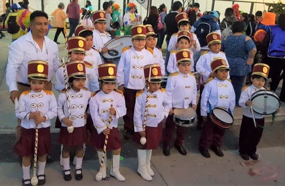 Banda y bastoneras de la escuela EMDEI, Jujuy