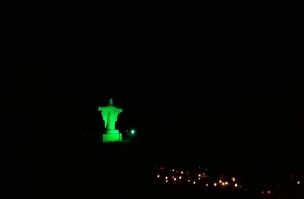 El ícono de la ciudad ambateña se tiño de verde durante el lunes pasado.