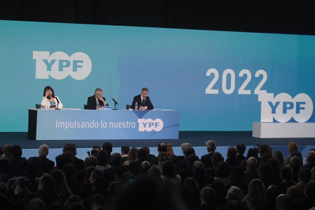 El presidente Alberto Fernández y la vicepresidenta Cristina Kirchner encabezaron el acto por los 100 años de YPF junto al presidente de la empresa, Pablo González.
