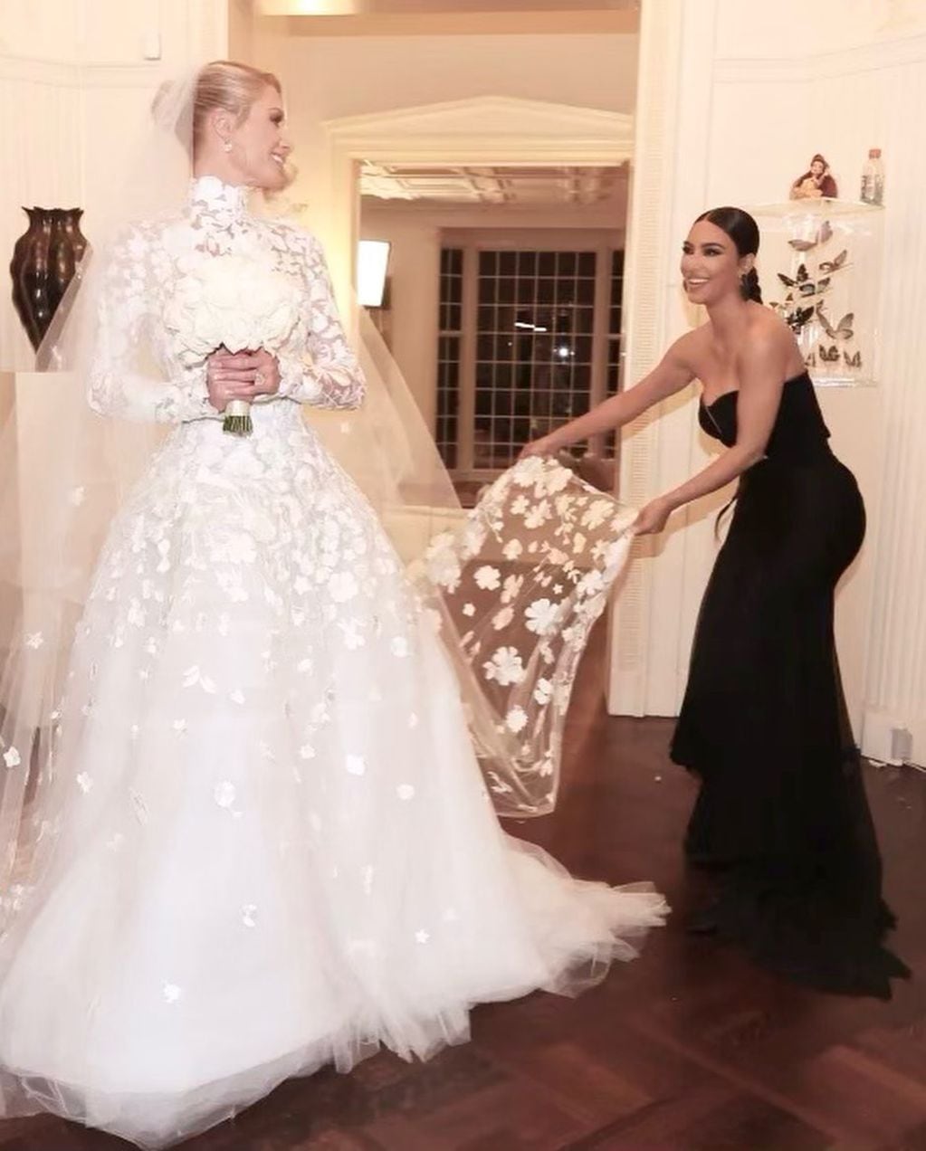 Kim Kardashian junto a Paris Hilton en su boda