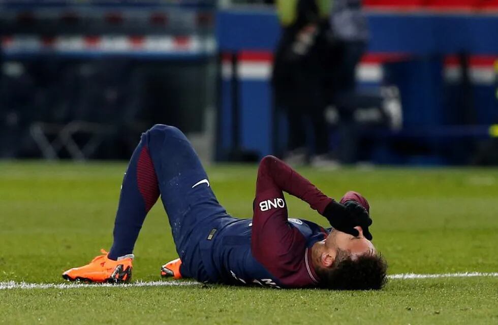 Neymar sufrió un esguince y una fisura en el quinto metatarsiano derecho. (AP Photo/Thibault Camus)