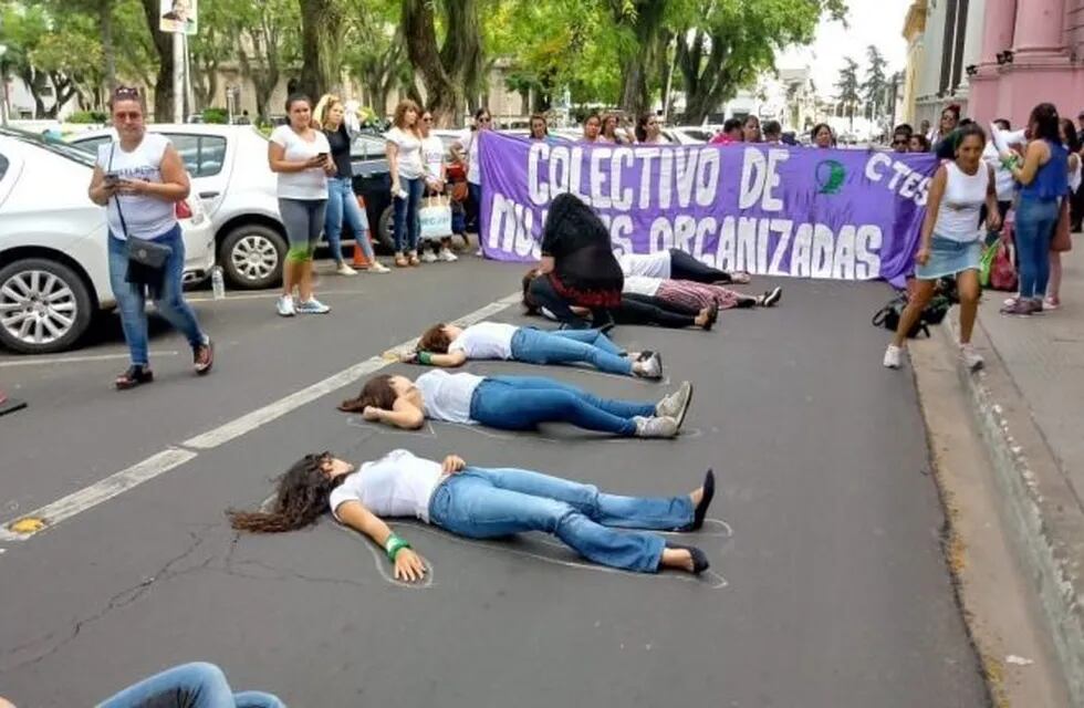 Colectivo de Mujeres Organizadas marcharon para pedir justicia por los femicidios.