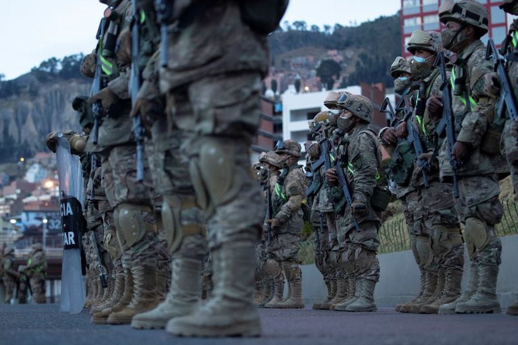 Vista del ejército y la fuerza policial que prestará servicio en las elecciones a partir de hoy, cuando desde las 20:00 (hora local) habrá toque de queda en las calles de La Paz (Bolivia). (Foto: EFE/ Joédson Alves)