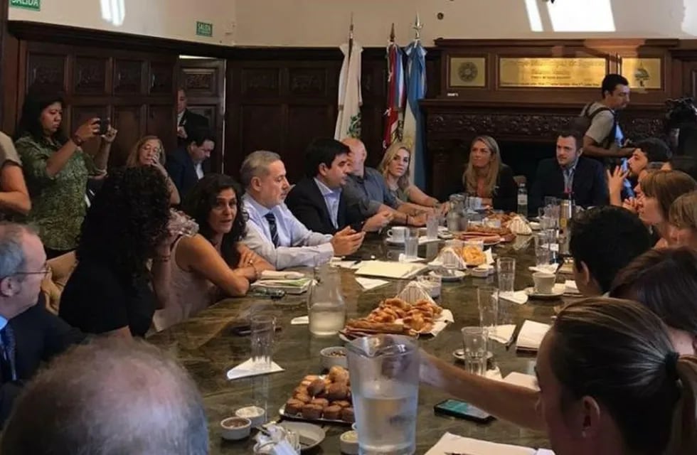 El ministro de Seguridad provincial Marcelo Sain se reunió con concejales de Rosario. (@renataghilotti)