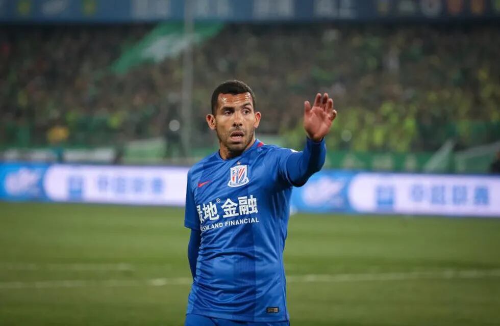 PIL01. Beijing (China), 02/04/2017.- Carlos Tevez of Shanghai Shenhua reacts during the Chinese Super League soccer match between Beijing Guoan and Shanghai Shenhua at the Workers Stadium in Beijing, China, 02 April 2017. EFE/EPA/ROMAN PILIPEY beijing chi