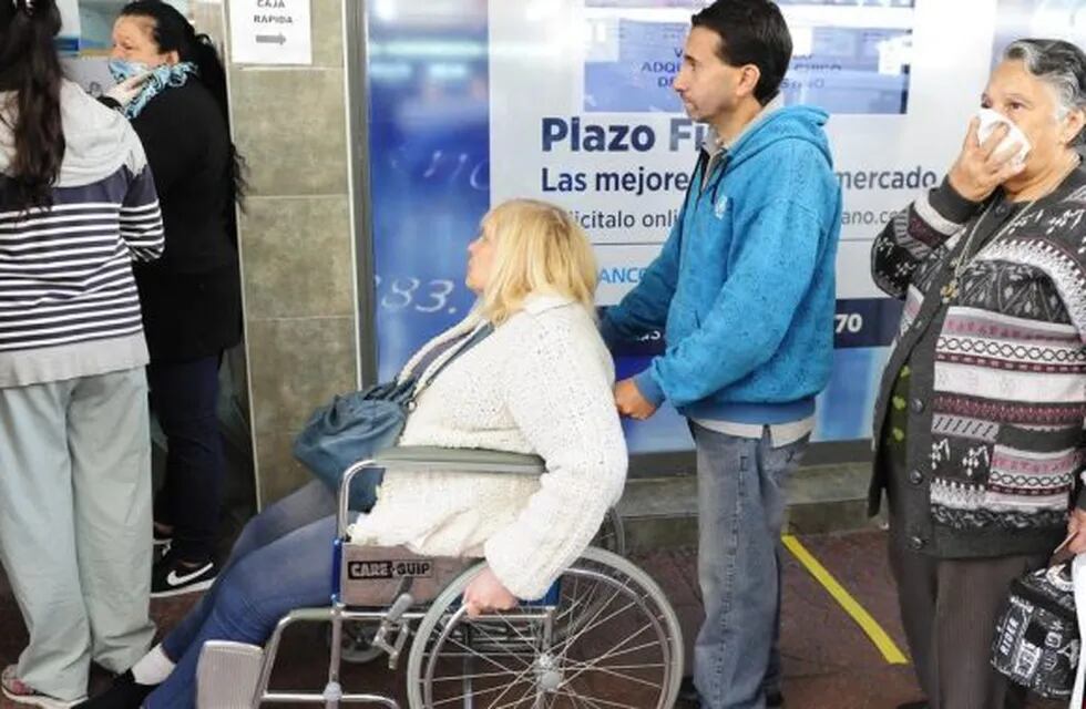 Fila en el banco. (foto: Luciano Thieberger)