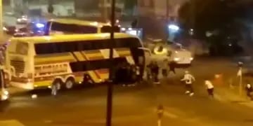 Los incidentes entre los hinchas de Banfield y la Policía de Córdoba. (Captura video)