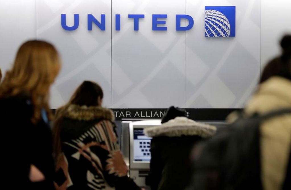 FILE- In this March 15, 2017, photo, people stand in line at a United Airlines counter at LaGuardia Airport in New York. A dog died on a United Airlines plane after a flight attendant ordered its owner to put the animal in the plane's overhead bin. United said Tuesday, March 13, 2018, that it took full responsibility for the incident on the Monday night flight from Houston to New York. (AP Photo/Seth Wenig, File) eeuu nueva york  united creara etiquetas para mascotas tras la muerte de un perro durante un vuelo muerte perro en vuelo de united