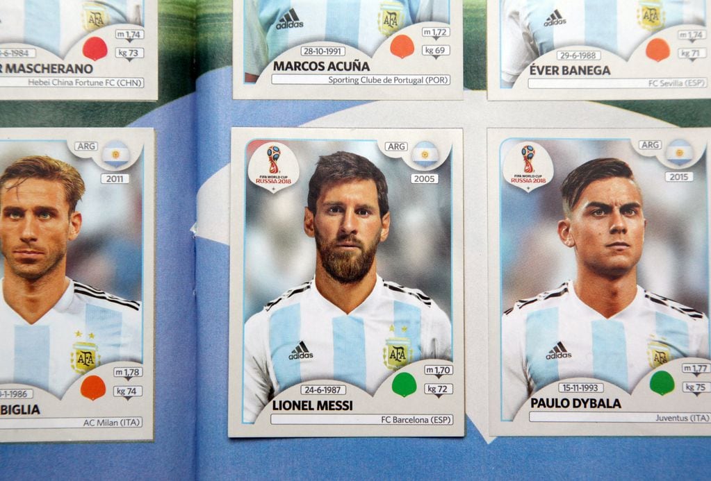 La figurita de Lionel Messi junto a la de Paulo Dybala del álbum del Mundial 2018.
