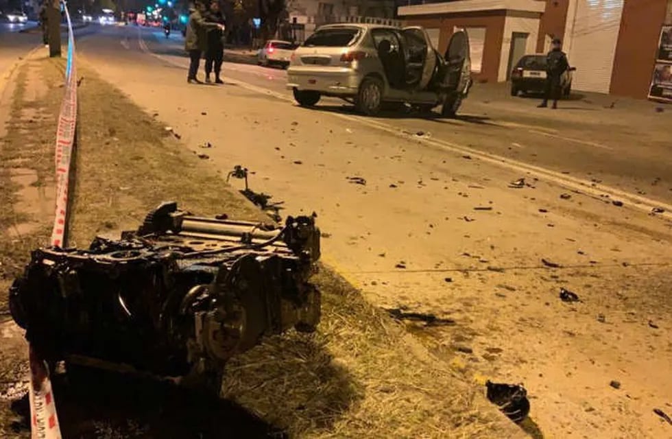 El espectacular accidente ocurrió en el marco de una picada en avenida Sabattini en Cordoba. (Gentileza Cadena 3)