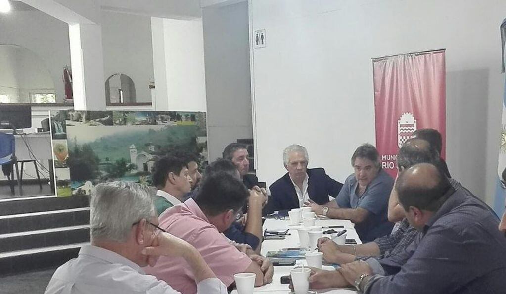 Reunión de intendentes y Cooperativas de Agua de Sierras Chicas.