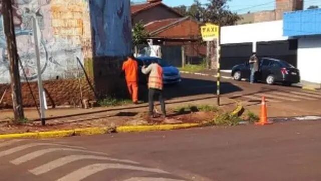 Realizan señalética y colocan cartelería en calles de Puerto Iguazú