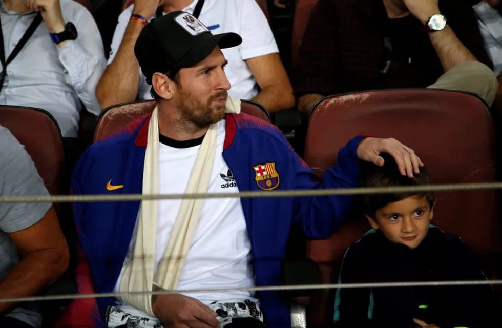 Barcelona forward Lionel Messi sits with his son in the stands prior to the Champions League, Group B soccer match between Barcelona and Inter Milan, at the Nou Camp in Barcelona, Spain, Wednesday, Oct. 24, 2018. (AP Photo/Emilio Morenatti) españa Barcelona Lionel Messi futbol torneo liga de campeones de la uefa partido FC Barcelona vs Inter Milan