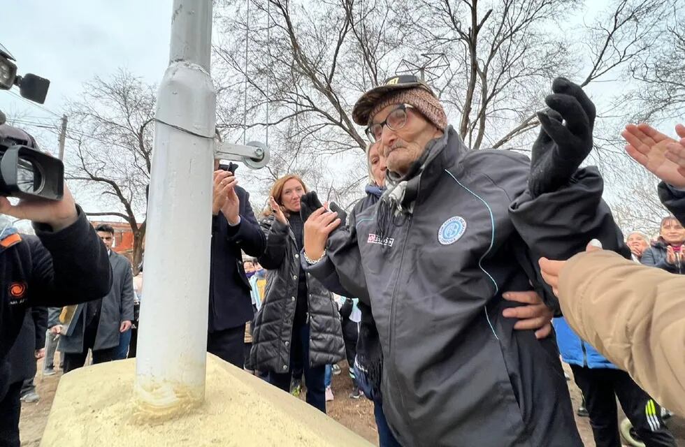 Luis Maldonado cumplió su sueño de izar la bandera en la plaza que lleva su nombre.