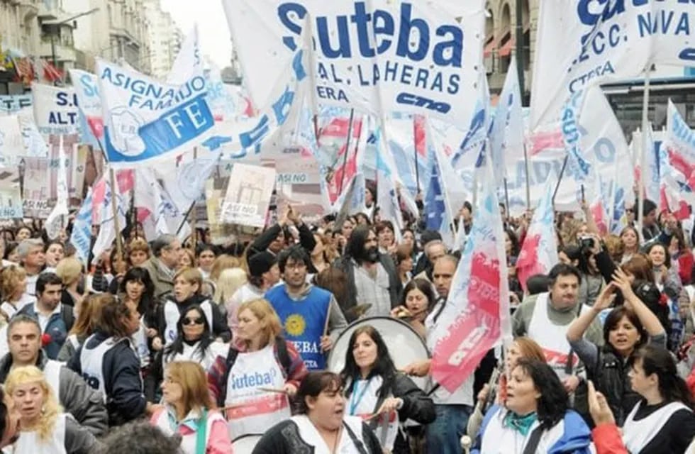 Más de 300 mil maestros de la provincia de Buenos Aires favorecidos con la decisión \n (web).