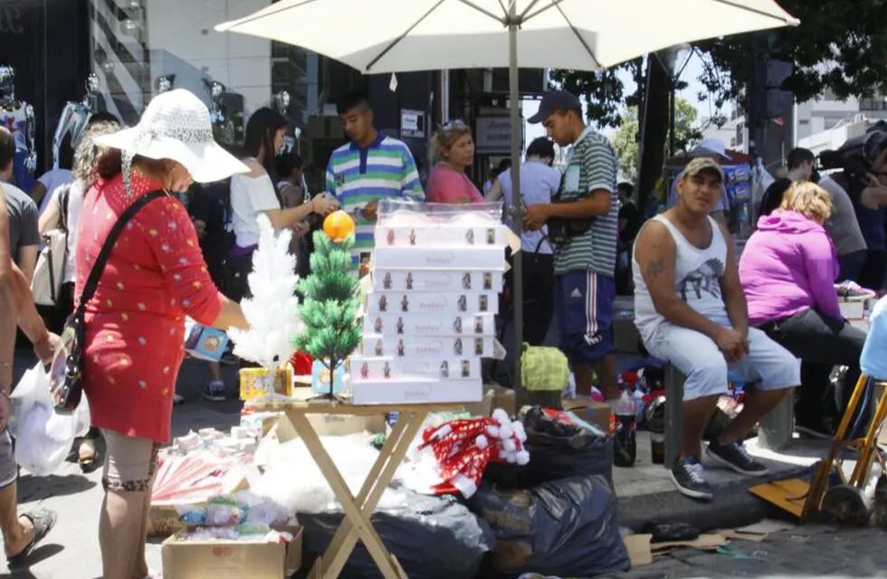 BUENOS AIRES, 11/12/2013, MANTEROS CONTINUABAN OFRECIENDO MERCADERIA EN LA AV AVELLANEDA LUEGO DEL DESALOJO DE ESTA MAu00d1ANA POR LA POLICIA. FOTO:DYN/LILIANA SERFVENTE. buenos aires  Incidentes entre los manteros y la policia metropolitana avenida avellaned