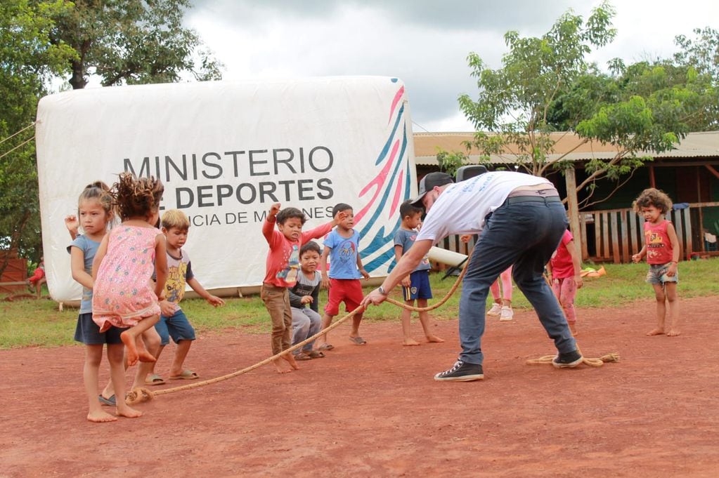 Realizaron jornada recreativa para niños de la comunidad guaraní en Puerto Iguazú.