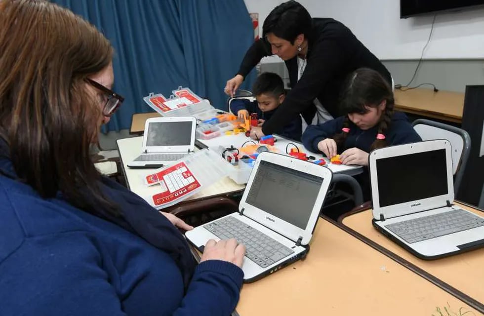 La escuela primaria Fragata Sarmiento, de Godoy Cruz, es una de las que tiene servicio de internet. (Foto: José Gutiérrez / Los Andes)