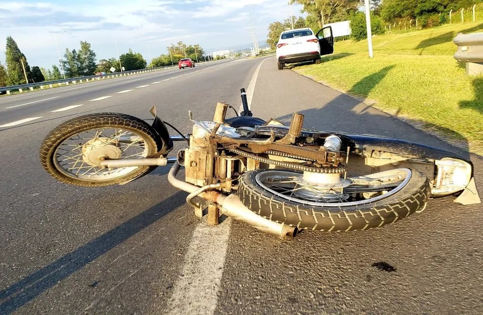 El motociclista iba camino a su trabajo cuando lo chocaron de atrás.