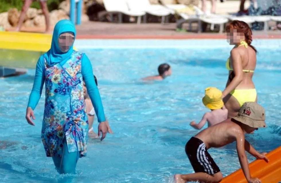 Una universitaria argentina de religión musulmana, fue discriminada en el las Termas de Cacheuta, donde le prohibieron bañarse en burkini, indumentaria que cubre todo su cuerpo.