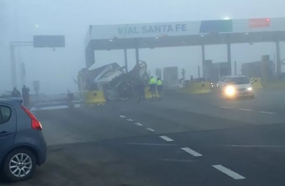 Un camión chocó una cabina de peaje y un auto en la autopista a Santa Fe. (Red de Seguridad Vial)
