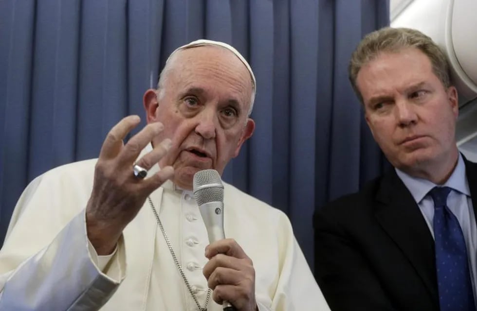 GB181. In Flight (---), 26/08/2018.- Pope Francis (L), flanked by Vatican spokesperson Greg Burke (R), listens to a journalist's question during a press conference aboard the flight to Rome at the end of his two-day visit to Ireland, 26 August 2018. The pontiff was in Ireland on 25 and 26 August 2018 to attend the World Meeting of Families (WMOF) 2018. (Papa, Roma, Irlanda) EFE/EPA/GREGORIO BORGIA / POOL