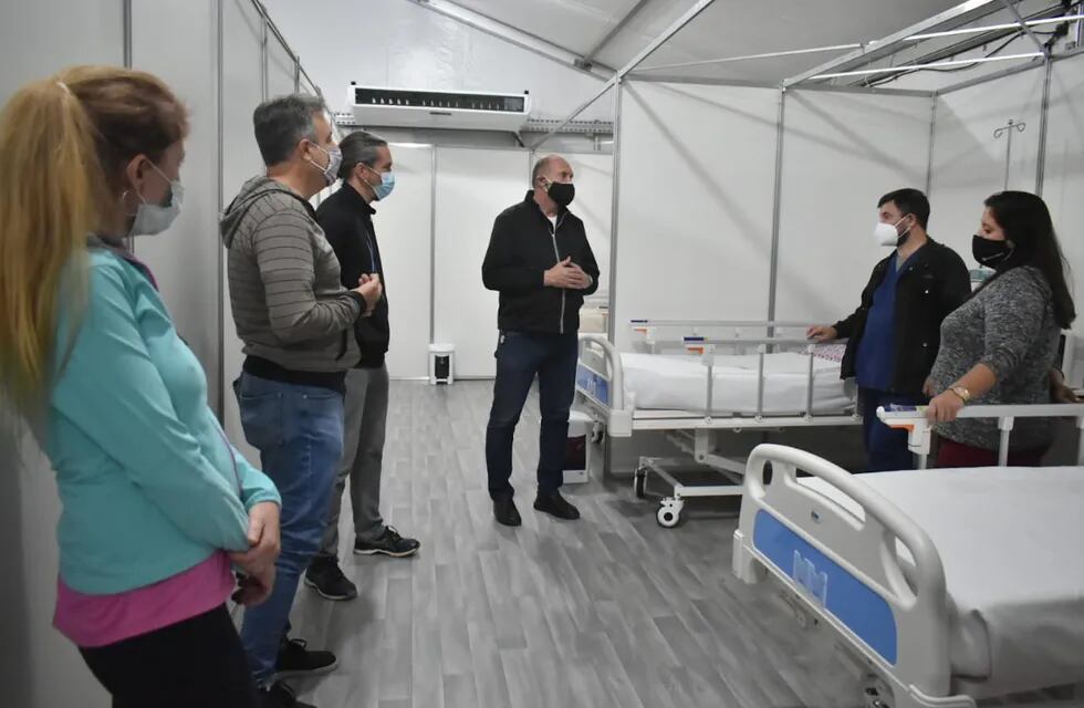 Perotti y Castellano recorrieron el módulo sanitario instalado en el Hospital para pacientes leves de COVID-19