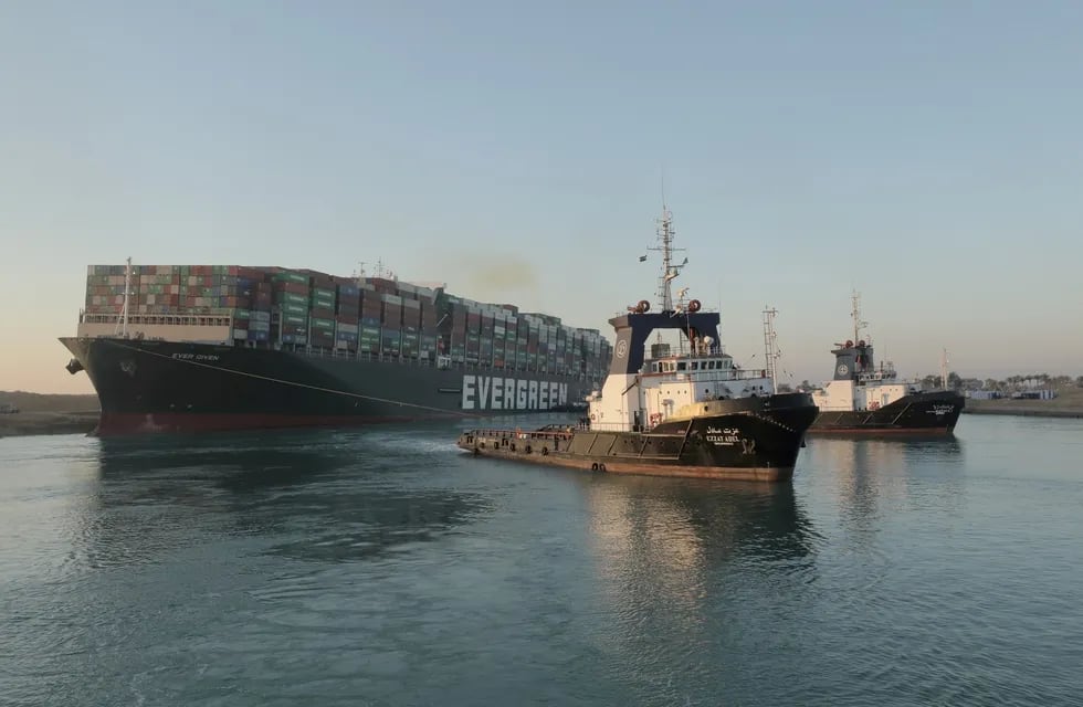 El buque portacontenedores Ever Given, uno de los portacontenedores más grandes del mundo, después de haber sido parcialmente reflotado, en el Canal de Suez, Egipto.