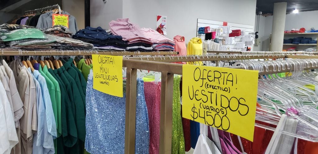 Reapertura del local de ropa furor en Córdoba por sus precios.