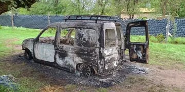 Ataque a un exjefe comunal en Calamuchita: quemaron el auto y arrojaron una bomba a su casa.