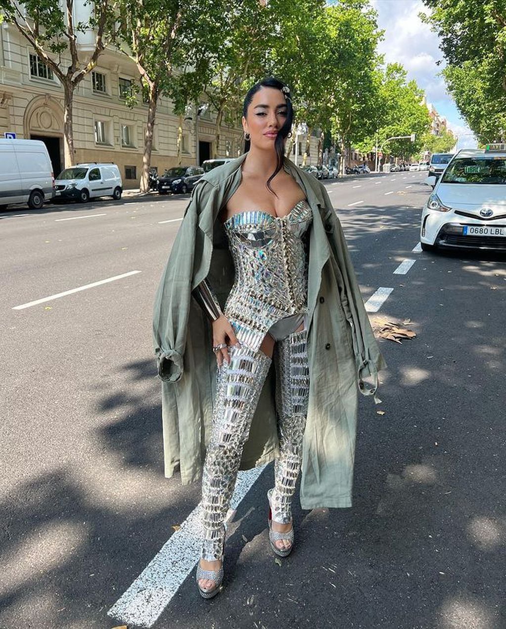 Lali Espósito posó con un look extravagante repleto de brillos y piedras en las calles de Madrid