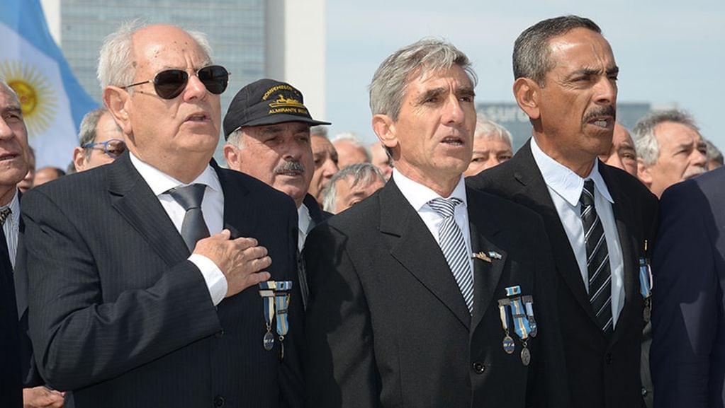 Los VGM tripulantes del Rompehielos ARA "Almirante Irizar" recibieron con orgullo las medallas y recordaron a los 649 soldados que cayeron en el cumplimiento del deber.