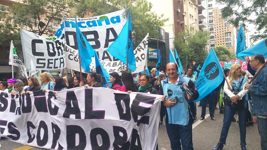 Al centro de la imagen, Alfredo Díaz, el sindicalista acusado por pedofilia en Córdoba. (Facebook).