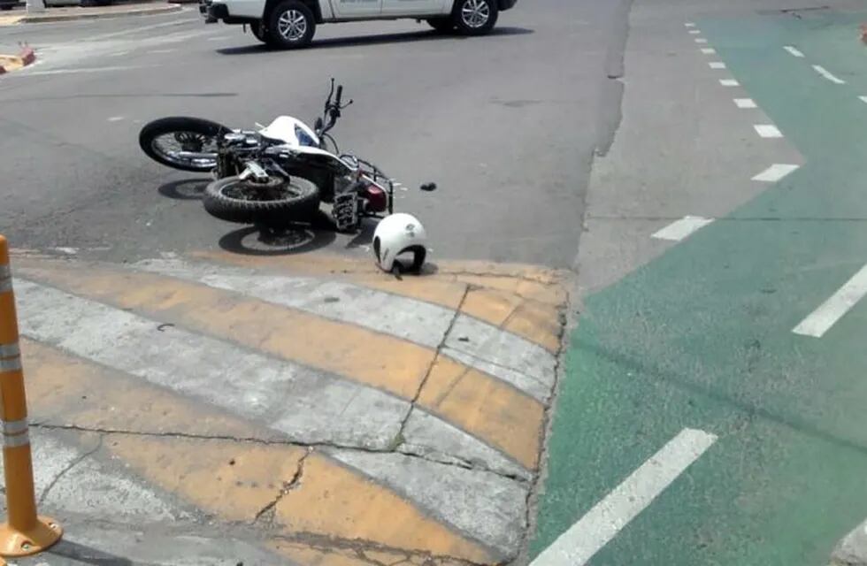 Un bebé cayó de una moto por una lomada en San Juan.