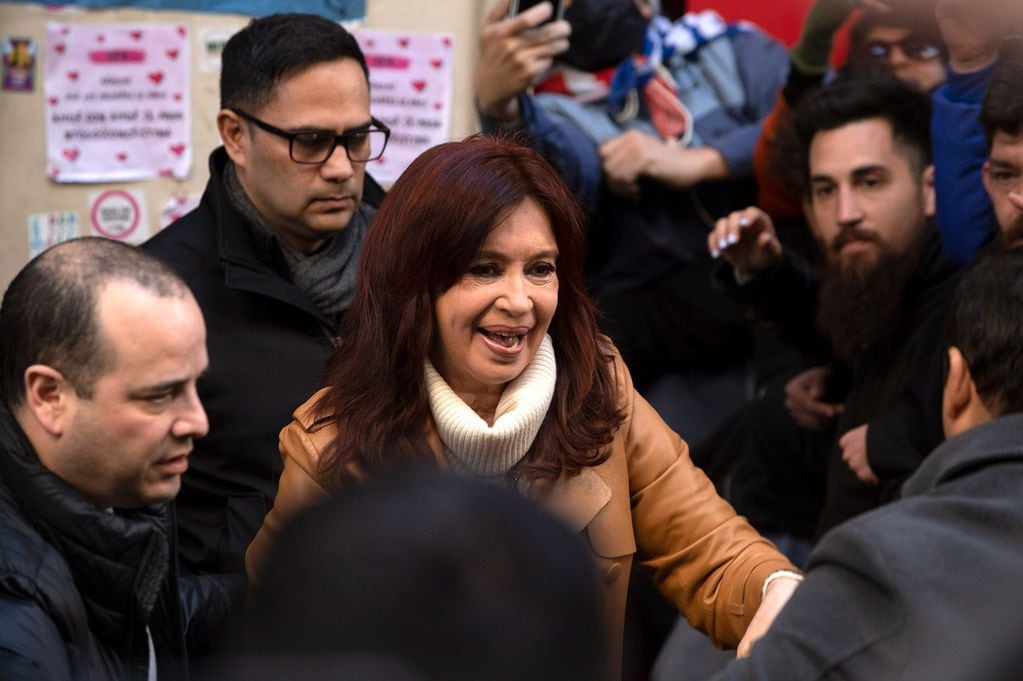 Cristina Kirchner llegó a su casa este domingo y saludó a los militantes que se quedaron esperándola. (Foto / Clarín)
