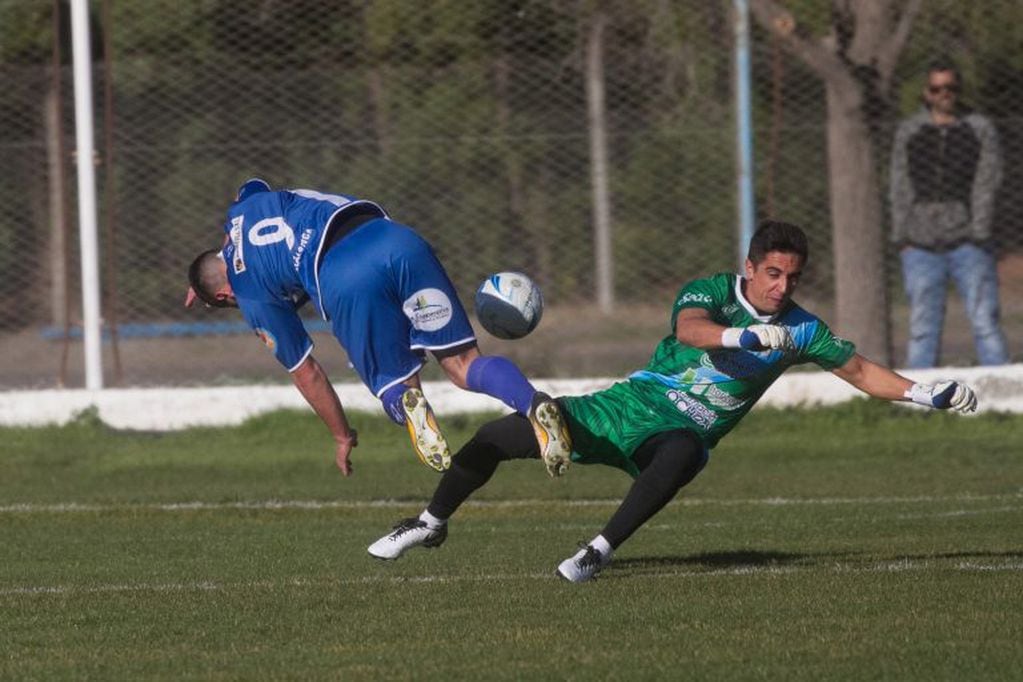 Nahuel Astutti llega tarde y le comete penal a Emerson Abatte (Foto: Pablo Leguizamón).