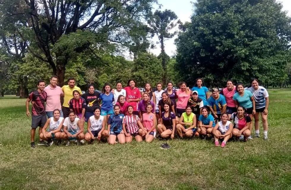 Plantel “A” y “B” de UTHGRA luego del entrenamiento en el parque. Foto: Fútbol Femenino Tucumán.
