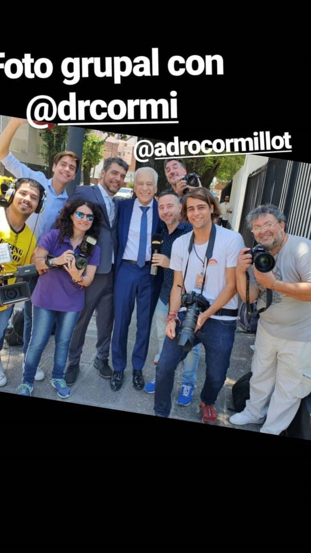 El Doctor Alberto Cormillot se tomó un momento para fotografiarse junto a la guardia periodística que lo aguardaba a la salida del salón (Fotos: Instagram/ @drcormi)