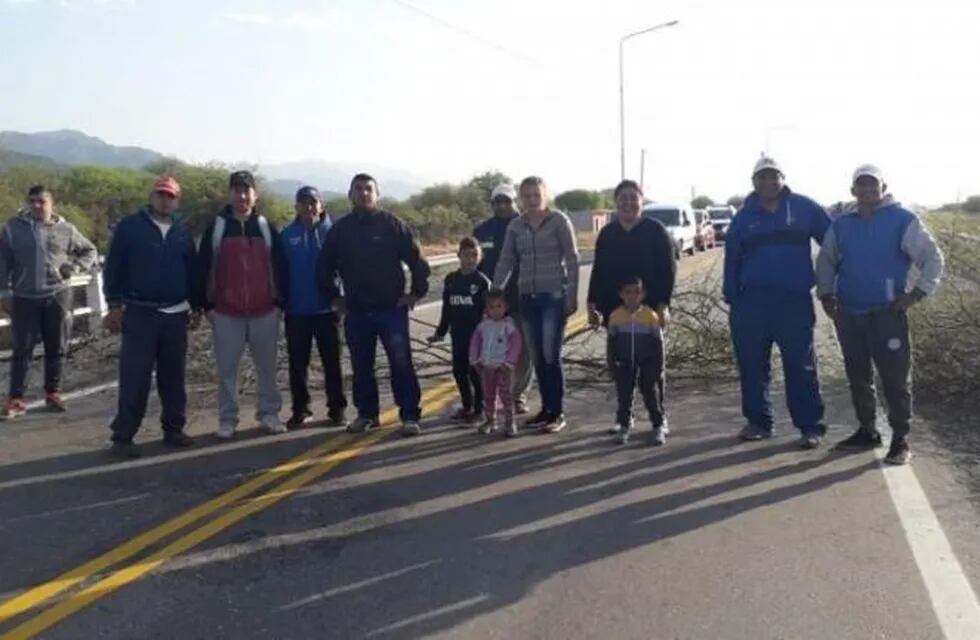 Trabajadores de frigorífico de Chumbicha cortan Ruta Nacional 38