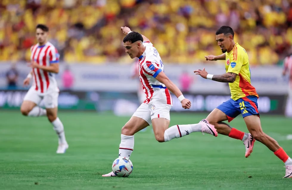 Como contra Colombia (foto), el paraguayo Ramón Sosa, figura de Talleres, entró en el segundo tiempo contra Brasil y poco pudo hacer (Prensa Paraguay)