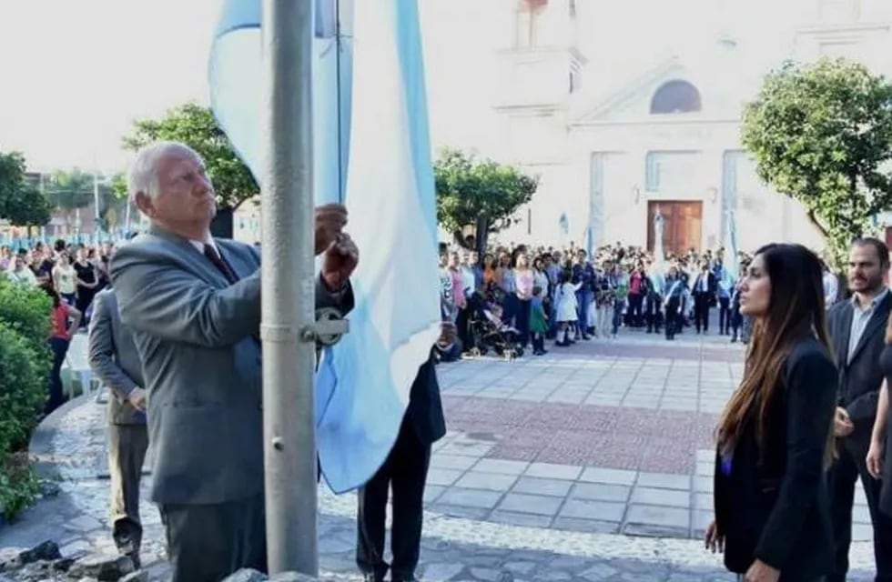 Jalile izó la bandera en el acto que se llevó a cabo en la plaza General San Martín.