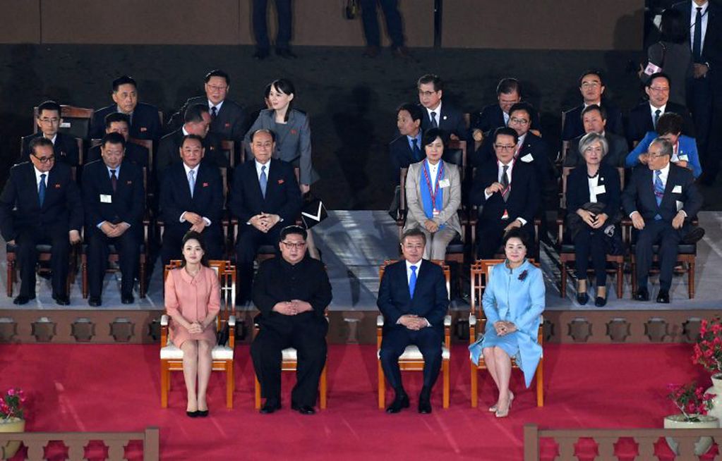 Moon Jae-in y Kim Jong Un junto a sus respectivas esposas,, Ri Sol Ju y Kim Jung-sook durante la ceremonia de despedida en la DMZ.