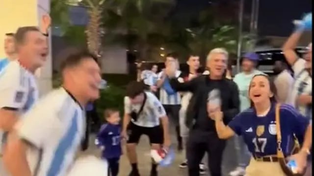 El enardecido festejo de las familias de los jugadores argentinos.