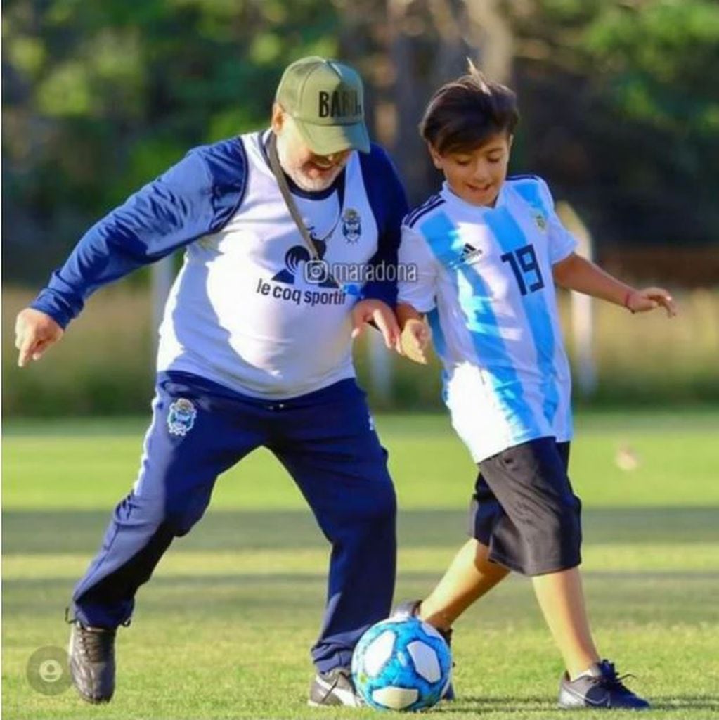 Benjamín Agüero con Maradona.