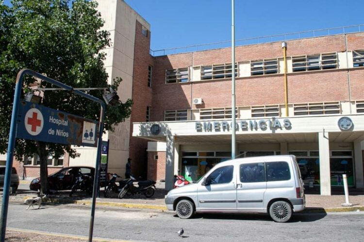 La Policía elaboró un cordón sanitario hasta el Hospital de Niños, Córdoba.