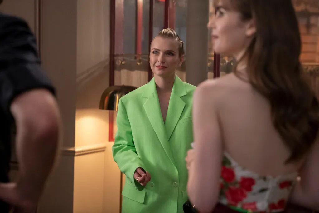 El personaje de Camille, en la temporada 3 de la serie Emily en París, vistió un blazer neón verde oversize.