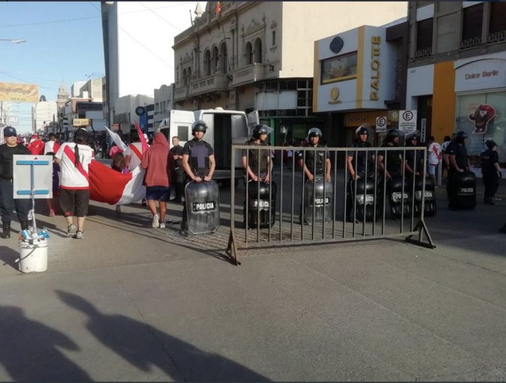 Controles sobre una de las calles d ingreso al centro