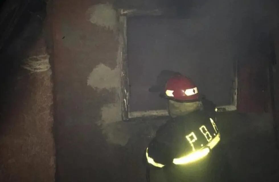 Dramático incendio en una vivienda del barrio Los Pinares de Mar del Plata (Foto: 0223)