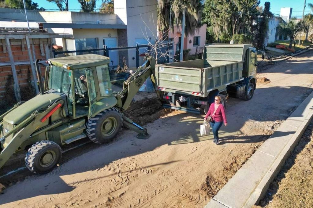 Maquinarias del Ejército Gualeguaychú trabajan en el mantenimiento vial de la ciudad