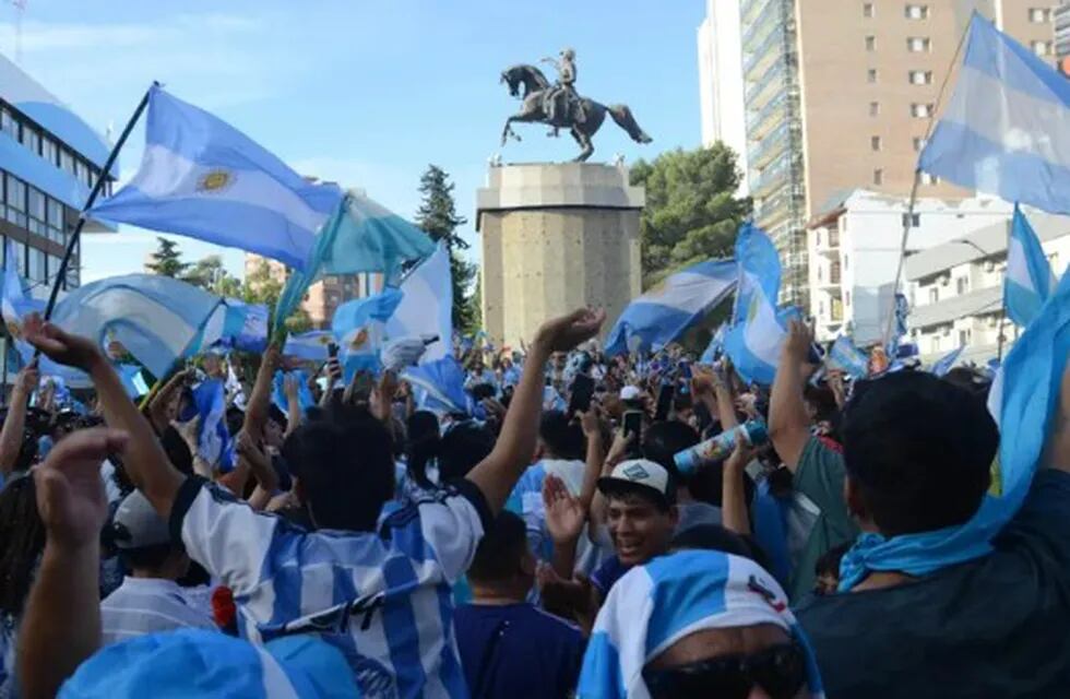 Miles de neuquinos festejaron el triunfo de Argentina por el pase a cuartos de final en el Mundial de Qatar.